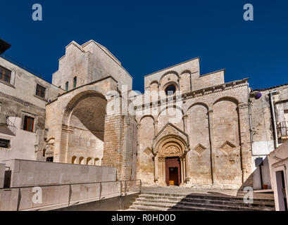 Tomba di Rotari, 12. Jahrhundert, Links, Kirche Santa Maria Maggiore, 11. Jahrhundert, im Byzantinischen Stil, auf der rechten Seite, Santuario di San Michele Arcangelo, sanc Stockfoto