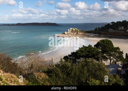 Sonnig und leeren Strand von Perros-Guirec in Nordfrankreich. Stockfoto