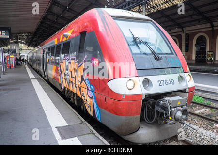 Graffiti, abgedeckt, TER, hohe Geschwindigkeit, Zug, In, Toulouse Matabiau, in, Mitte, der, Toulouse, Stadt, Haute-Garonne, Süden, von, Frankreich, Royal, Französisch, Europa, Europäischen, Stockfoto
