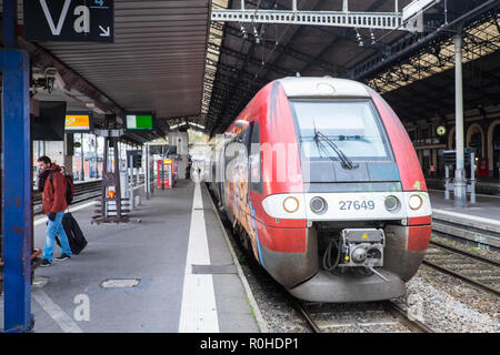 Graffiti, abgedeckt, TER, hohe Geschwindigkeit, Zug, In, Toulouse Matabiau, in, Mitte, der, Toulouse, Stadt, Haute-Garonne, Süden, von, Frankreich, Royal, Französisch, Europa, Europäischen, Stockfoto