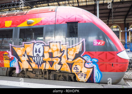Graffiti, abgedeckt, TER, hohe Geschwindigkeit, Zug, In, Toulouse Matabiau, in, Mitte, der, Toulouse, Stadt, Haute-Garonne, Süden, von, Frankreich, Royal, Französisch, Europa, Europäischen, Stockfoto