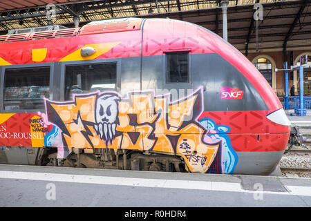 Graffiti, abgedeckt, TER, hohe Geschwindigkeit, Zug, In, Toulouse Matabiau, in, Mitte, der, Toulouse, Stadt, Haute-Garonne, Süden, von, Frankreich, Royal, Französisch, Europa, Europäischen, Stockfoto
