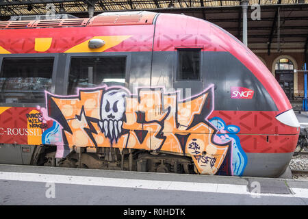 Graffiti, abgedeckt, TER, hohe Geschwindigkeit, Zug, In, Toulouse Matabiau, in, Mitte, der, Toulouse, Stadt, Haute-Garonne, Süden, von, Frankreich, Royal, Französisch, Europa, Europäischen, Stockfoto