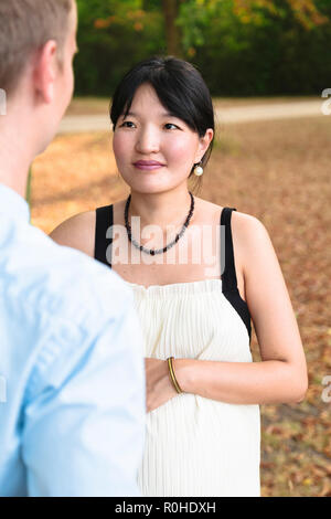Attraktive multirassischen Familie mit schwangeren Frau wandern in Park Stockfoto