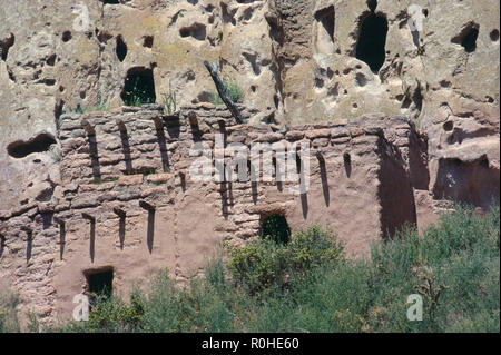 Ein Cliff House, uralten Pueblo Ruinen von Bandelier National Monument, New Mexico. Foto Stockfoto