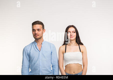 Beziehung und Familie Konzept - nachdenkliche Frau und Mann stand Schulter an Schulter auf weißem Hintergrund Stockfoto