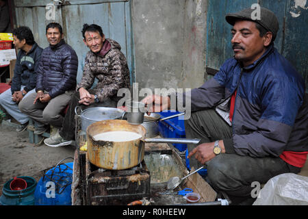 Tee Anbieter in Kathmandu, Nepal, seinen Handel in den Asan Tole Gegend der Stadt ausüben, in der Nähe des Annapurna Tempel, einem überfüllten Markt Stockfoto