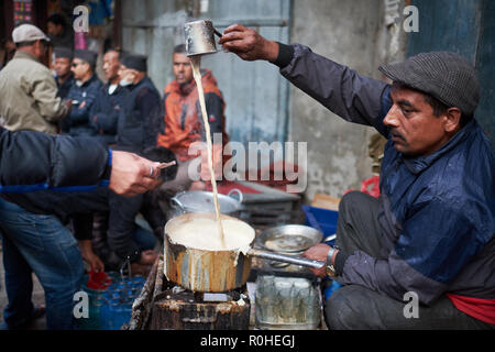 Tee Anbieter in Kathmandu, Nepal, seinen Handel in den Asan Tole Gegend der Stadt ausüben, in der Nähe des Annapurna Tempel, einem überfüllten Markt Stockfoto