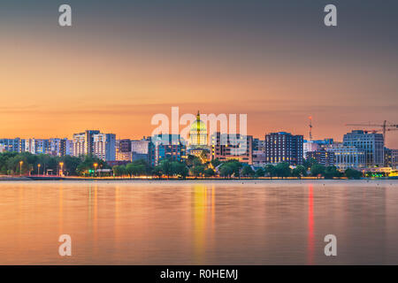 Madison, Wisconsin, USA Downtown Skyline in der Dämmerung auf den See Monona. Stockfoto