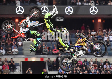 Prag, Tschechische Republik. 03 Nov, 2018. Die FMX Gladiatoren Spiele, ein Freestyle Motocross Show, war in der O2 Arena in Prag, Tschechische Republik, am 3. November 2018. Quelle: Vit Simanek/CTK Photo/Alamy leben Nachrichten Stockfoto