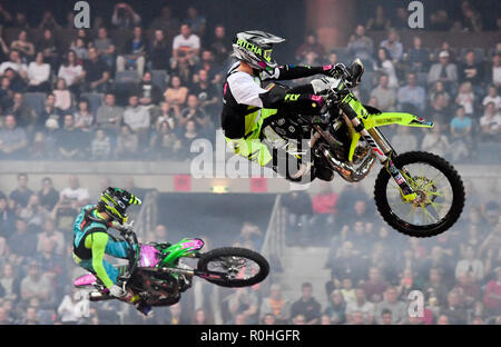 Prag, Tschechische Republik. 03 Nov, 2018. Die FMX Gladiatoren Spiele, ein Freestyle Motocross Show, war in der O2 Arena in Prag, Tschechische Republik, am 3. November 2018. Quelle: Vit Simanek/CTK Photo/Alamy leben Nachrichten Stockfoto