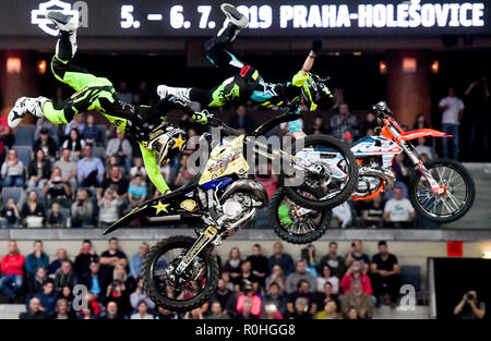 Prag, Tschechische Republik. 03 Nov, 2018. Die FMX Gladiatoren Spiele, ein Freestyle Motocross Show, war in der O2 Arena in Prag, Tschechische Republik, am 3. November 2018. Quelle: Vit Simanek/CTK Photo/Alamy leben Nachrichten Stockfoto