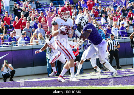 Oklahoma Sooners Verteidiger Carson Meier (45) fängt einen Pass für einen Touchdown, während die Oklahoma Sooners an TCU Horned Frogs in einem NCAA Football Spiel auf dem Amon G. Carter Stadium, Fort Worth Texas. 10/20/18. Manny Flores/Cal Sport Media. Stockfoto