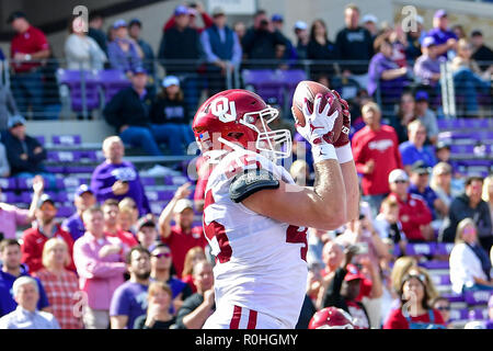 Oklahoma Sooners Verteidiger Carson Meier (45) fängt einen Pass für einen Touchdown, während die Oklahoma Sooners an TCU Horned Frogs in einem NCAA Football Spiel auf dem Amon G. Carter Stadium, Fort Worth Texas. 10/20/18. Manny Flores/Cal Sport Media. Stockfoto