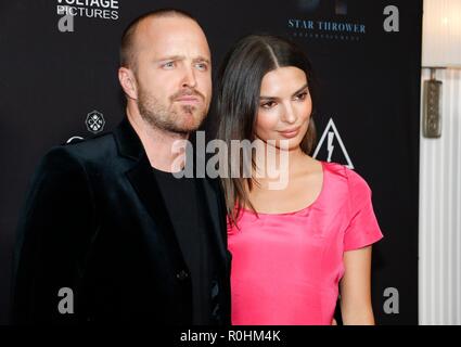 West Hollywood, CA. 4 Nov, 2018. Aaron Paul, Emily Ratajkowsk in der Ankunftshalle für WELCOME HOME Premiere, die London West Hollywood, West Hollywood, CA 4. November 2018. Credit: Elizabeth Goodenough/Everett Collection/Alamy leben Nachrichten Stockfoto