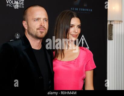 West Hollywood, CA. 4 Nov, 2018. Aaron Paul, Emily Ratajkowsk in der Ankunftshalle für WELCOME HOME Premiere, die London West Hollywood, West Hollywood, CA 4. November 2018. Credit: Elizabeth Goodenough/Everett Collection/Alamy leben Nachrichten Stockfoto