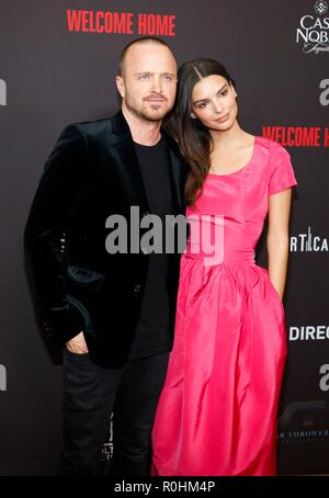 West Hollywood, CA. 4 Nov, 2018. Aaron Paul, Emily Ratajkowsk in der Ankunftshalle für WELCOME HOME Premiere, die London West Hollywood, West Hollywood, CA 4. November 2018. Credit: Elizabeth Goodenough/Everett Collection/Alamy leben Nachrichten Stockfoto