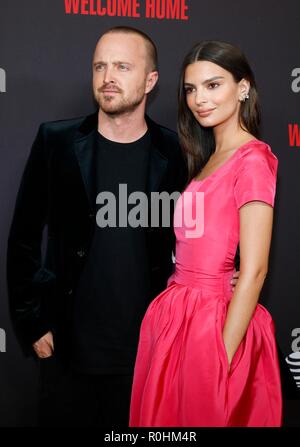 West Hollywood, CA. 4 Nov, 2018. Aaron Paul, Emily Ratajkowsk in der Ankunftshalle für WELCOME HOME Premiere, die London West Hollywood, West Hollywood, CA 4. November 2018. Credit: Elizabeth Goodenough/Everett Collection/Alamy leben Nachrichten Stockfoto