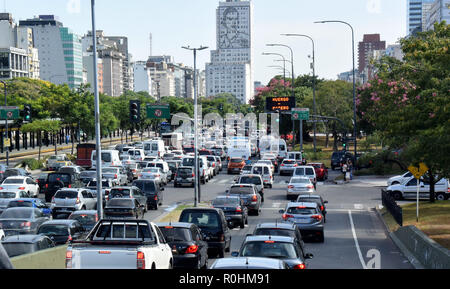 Buenos Aires, Argentinien. 08 Feb, 2018. Der geschäftigen Avenida 9 de Julio in Buenos Aires. Quelle: Holger Hollemann/dpa/Alamy leben Nachrichten Stockfoto