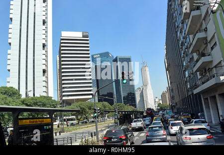 Buenos Aires, Argentinien. 08 Feb, 2018. Eine Main Street in der Innenstadt von Buenos Aires. Quelle: Holger Hollemann/dpa/Alamy leben Nachrichten Stockfoto