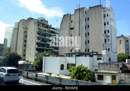 Buenos Aires, Argentinien. 08 Feb, 2018. Wolkenkratzer mit Ferienwohnungen auf einer Autobahn in Buenos Aires. Quelle: Holger Hollemann/dpa/Alamy leben Nachrichten Stockfoto