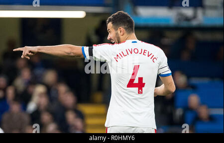 Stamford Bridge, London, UK. 4. Nov 2018. Luka Milivojević von Crystal Palace während der Premier League Spiel zwischen Chelsea und Crystal Palace an der Stamford Bridge, London, England am 4. November 2018. Foto von Andy Rowland. . (Foto darf nur für Zeitung und/oder Zeitschrift redaktionelle Zwecke. www.football-dataco.com) Credit: Andrew Rowland/Alamy leben Nachrichten Stockfoto