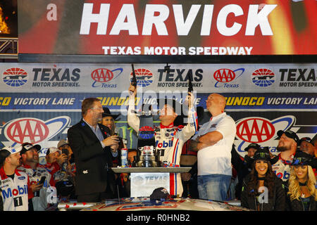 Ft. Worth, Texas, USA. 5 Nov, 2018. Kevin Harvick (4) gewinnt den AAA Texas 500 an der Texas Motor Speedway in Ft. Worth, Texas. Quelle: Chris Owens Asp Inc/ASP/ZUMA Draht/Alamy leben Nachrichten Stockfoto