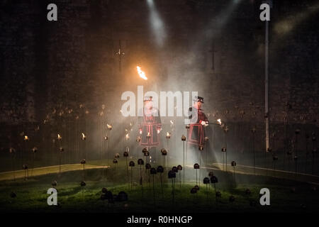 London, Großbritannien. 4. Nov 2018. Über die Vertiefung der Schatten: Tower von London Licht und Ton display Kennzeichnung der Hundertjahrfeier der zum Ende des Ersten Weltkrieges. Credit: Guy Corbishley/Alamy leben Nachrichten Stockfoto