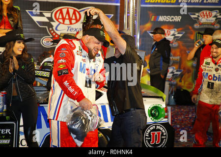 Ft. Worth, Texas, USA. 5 Nov, 2018. Kevin Harvick (4) gewinnt den AAA Texas 500 an der Texas Motor Speedway in Ft. Worth, Texas. Quelle: Chris Owens Asp Inc/ASP/ZUMA Draht/Alamy leben Nachrichten Stockfoto