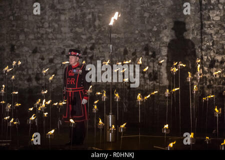 London, Großbritannien. 4. Nov 2018. Über die Vertiefung der Schatten: Tower von London Licht und Ton display Kennzeichnung der Hundertjahrfeier der zum Ende des Ersten Weltkrieges. Credit: Guy Corbishley/Alamy leben Nachrichten Stockfoto