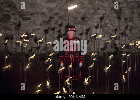 London, Großbritannien. 4. Nov 2018. Über die Vertiefung der Schatten: Tower von London Licht und Ton display Kennzeichnung der Hundertjahrfeier der zum Ende des Ersten Weltkrieges. Credit: Guy Corbishley/Alamy leben Nachrichten Stockfoto