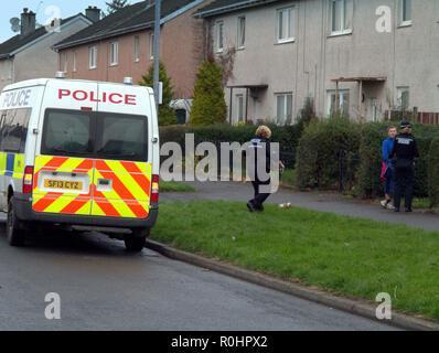Glasgow, Schottland, Großbritannien, 5. November 2018. Braes Avenue in Clydebank sah eine polizeiliche Untersuchung nach einem Körper in der Nähe der Freizeitanlage gefunden wurde. Ein Bereich yp hinter dem Neben dem Radweg auf der Forth-and-Clyde-Kanal hatte die Bereinigung von der Polizei geräumt und war für eine Weile, wie Einheimischen aufgenommen wurden befragt, um Informationen. Gerard Fähre / Alamy news Credit: Gerard Fähre / alamy Leben Nachrichten Stockfoto