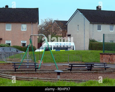 Glasgow, Schottland, Großbritannien, 5. November 2018. Braes Avenue in Clydebank sah eine polizeiliche Untersuchung nach einem Körper in der Nähe der Freizeitanlage gefunden wurde. Ein Bereich yp hinter dem Neben dem Radweg auf der Forth-and-Clyde-Kanal hatte die Bereinigung von der Polizei geräumt und war für eine Weile, wie Einheimischen aufgenommen wurden befragt, um Informationen. Gerard Fähre / Alamy news Credit: Gerard Fähre / alamy Leben Nachrichten Stockfoto