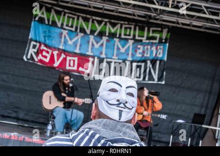 München, Bayern, Deutschland. 5 Nov, 2018. Organisiert von der unabhängigen Anons Gruppe von München, eine Million Maske März MMM 2018 fand in München, Deutschland. Anonym in Deutschland stattfindet, hat eine umstrittene Geschichte, mit vielen der Gruppen mit der Weit- und extrem rechten Spektrum zugeordnet. Anonymen Kollektiv war für Rechts- waffen Verkäufe extremistische Mario Roensch. Credit: ZUMA Press, Inc./Alamy leben Nachrichten Stockfoto