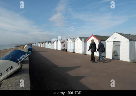 Southend-on-Sea, Essex. 5. Nov 2018. UK Wetter: Spaziergang am Meer entlang in Southend on Sea Essex als ungewöhnlich warmen Temperaturen um 16 c im Vereinigten Königreich getroffen. 5. November 2018 Credit: MARTIN DALTON/Alamy leben Nachrichten Stockfoto