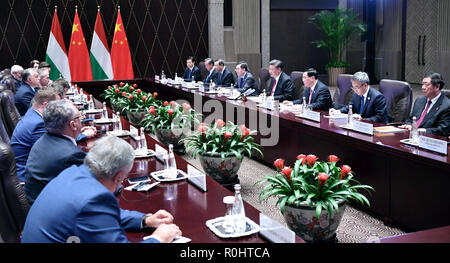 Shanghai, China. 5 Nov, 2018. Der chinesische Präsident Xi Jinping trifft sich mit ungarische Ministerpräsident Viktor Orban in Shanghai, China, November 5, 2018. Credit: Yin Bogu/Xinhua/Alamy leben Nachrichten Stockfoto