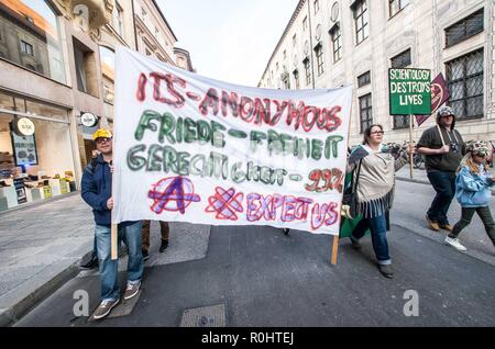 München, Bayern, Deutschland. 5 Nov, 2018. Organisiert von der unabhängigen Anons Gruppe von München, eine Million Maske März MMM 2018 fand in München statt. Es waren rund 50 Teilnehmer maximal. Anonym in Deutschland hat eine umstrittene Geschichte, mit vielen der Gruppen mit der Weit- und extrem rechten Spektrum zugeordnet. Anonymen Kollektiv war für Rechts- waffen Verkäufe extremistische Mario Roensch. Credit: ZUMA Press, Inc./Alamy leben Nachrichten Stockfoto