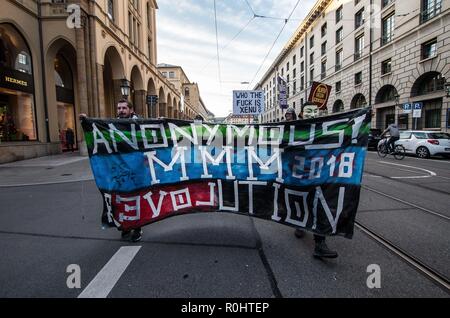 München, Bayern, Deutschland. 5 Nov, 2018. Organisiert von der unabhängigen Anons Gruppe von München, eine Million Maske März MMM 2018 fand in München statt. Es waren rund 50 Teilnehmer maximal. Anonym in Deutschland hat eine umstrittene Geschichte, mit vielen der Gruppen mit der Weit- und extrem rechten Spektrum zugeordnet. Anonymen Kollektiv war für Rechts- waffen Verkäufe extremistische Mario Roensch. Credit: ZUMA Press, Inc./Alamy leben Nachrichten Stockfoto