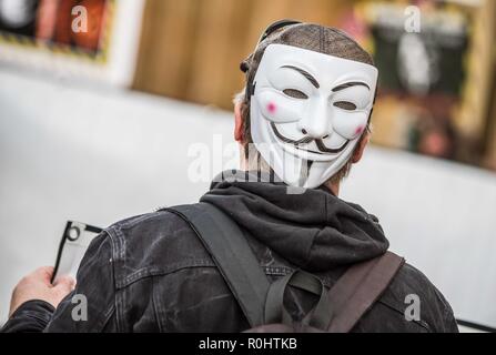 München, Bayern, Deutschland. 5 Nov, 2018. Ein Teilnehmer an der Münchner anonymen Millionen Maske März trägt eine Guy Fawkes Maske. Organisiert von der unabhängigen Anons Gruppe von München, eine Million Maske März MMM 2018 fand in München statt. Es waren rund 50 Teilnehmer maximal. Anonym in Deutschland hat eine umstrittene Geschichte, mit vielen der Gruppen mit der Weit- und extrem rechten Spektrum zugeordnet. Credit: ZUMA Press, Inc./Alamy leben Nachrichten Stockfoto