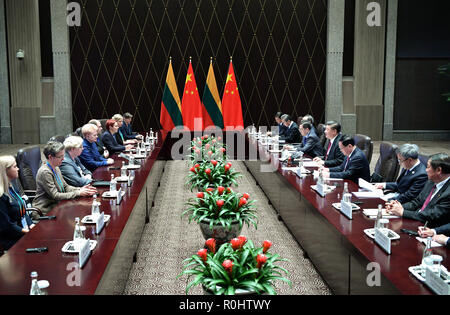 Shanghai, China. 5 Nov, 2018. Der chinesische Präsident Xi Jinping trifft sich mit litauische Präsidentin Dalia Grybauskaite in Shanghai, China, November 5, 2018. Credit: Yin Bogu/Xinhua/Alamy leben Nachrichten Stockfoto