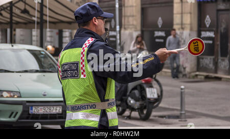 Zagreb, Kroatien. 05. Nov. 2018. Der Verkehr Polizist regelt den Verkehr an der Kreuzung von Ilica und Frankopanska Straße während der Rush Hour am Montag morgen Credit: bratislav Stefanovic/Alamy leben Nachrichten Stockfoto