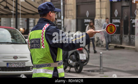 Zagreb, Kroatien. 05. Nov. 2018. Der Verkehr Polizist regelt den Verkehr an der Kreuzung von Ilica und Frankopanska Straße während der Rush Hour am Montag morgen Credit: bratislav Stefanovic/Alamy leben Nachrichten Stockfoto