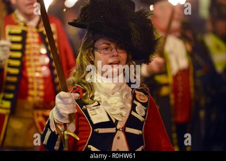 Lewes, East Sussex, UK. 5. November 2018. Lagerfeuer feiern in Lewes, East Sussex. Die Stadt ist berühmt für seine jährliche Veranstaltung verschiedene Bonfire Gesellschaften in ihren Tausenden sammeln, zu feiern, die der Folierung der 1605 gunpowder Plot, vor dem Schlag verschiedene satirische Tableaux. © ️Peter Cripps/Alamy leben Nachrichten Stockfoto