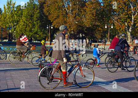 Washington DC, USA. 4. Nov 2018. Die Teilnehmer des 2. DC's Tweed Fahrt Veranstaltung sorgfältig gekleidet für Ihre Radtour auf dem US Capitol. Fahrt von Radfahrern, die sich weigern, mehr Spandex zu ertragen und Wohlfühlen durch unsere schöne Straßen in den feinsten Die meisten adrette Kleidung zu drehen. Credit: Andrei Medwedew/Alamy leben Nachrichten Stockfoto