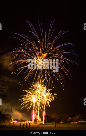 Aberystwyth Wales UK, 5 November 2018 Der traditionelle Charity fund raising Guy Fawkes Nacht Feuerwerk, das von der lokalen Niederlassung der Runde Tisch statt, auf der Aberystwyth Rugby Club Tonhöhe. Foto: Keith Morris/Alamy leben Nachrichten Stockfoto