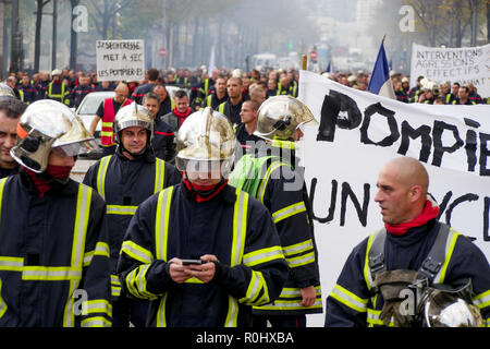 Lyon, Frankreich, 5. November 2018: Angry Feuerwehrmänner sind in Mittel-ost-Lyon (Frankreich) am 5. November 2017, wie Sie gesehen, März sowohl gegen niedrige Einschreibung und die katastrophalen Arbeitsbedingungen zu protestieren. Foto: Serge Mouraret/Alamy leben Nachrichten Stockfoto