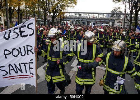 Lyon, Frankreich, 5. November 2018: Angry Feuerwehrmänner sind in Mittel-ost-Lyon (Frankreich) am 5. November 2017, wie Sie gesehen, März sowohl gegen niedrige Einschreibung und die katastrophalen Arbeitsbedingungen zu protestieren. Foto: Serge Mouraret/Alamy leben Nachrichten Stockfoto