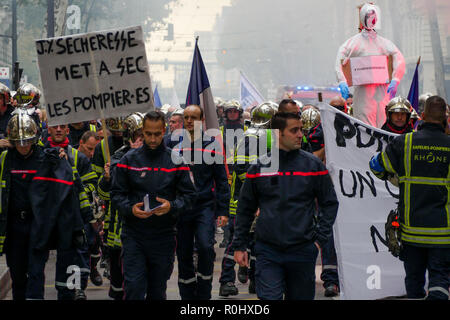 Lyon, Frankreich, 5. November 2018: Angry Feuerwehrmänner sind in Mittel-ost-Lyon (Frankreich) am 5. November 2017, wie Sie gesehen, März sowohl gegen niedrige Einschreibung und die katastrophalen Arbeitsbedingungen zu protestieren. Foto: Serge Mouraret/Alamy leben Nachrichten Stockfoto