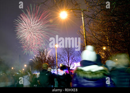 Glasgow Green, Schottland, Großbritannien. 5. Nov 2018. Menschenmassen versammeln sich Glasgow Green für Feuerwerk Credit: Tony Clerkson/Alamy leben Nachrichten Stockfoto