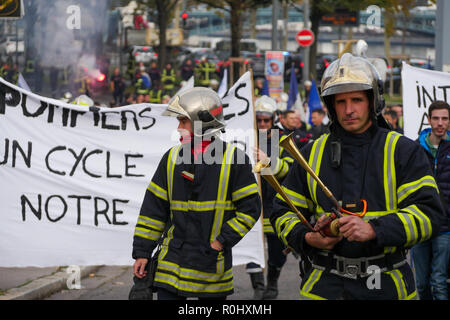 Lyon, Frankreich, 5. November 2018: Angry Feuerwehrmänner sind in Mittel-ost-Lyon (Frankreich) am 5. November 2017, wie Sie gesehen, März sowohl gegen niedrige Einschreibung und die katastrophalen Arbeitsbedingungen zu protestieren. Foto: Serge Mouraret/Alamy leben Nachrichten Stockfoto